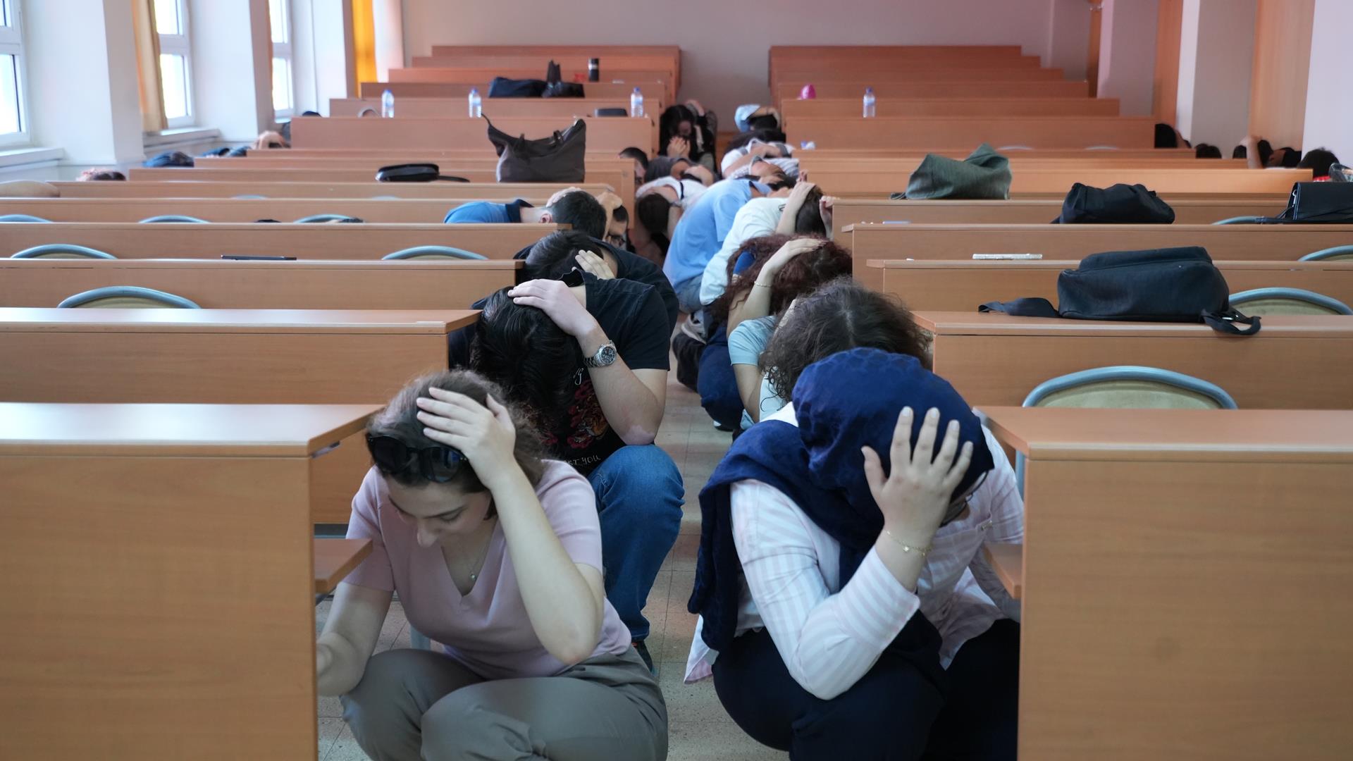 Karabük Üniversitesinde Tıp Fakültesi Öğrencilerine Deprem ve Yangın Tatbikatı