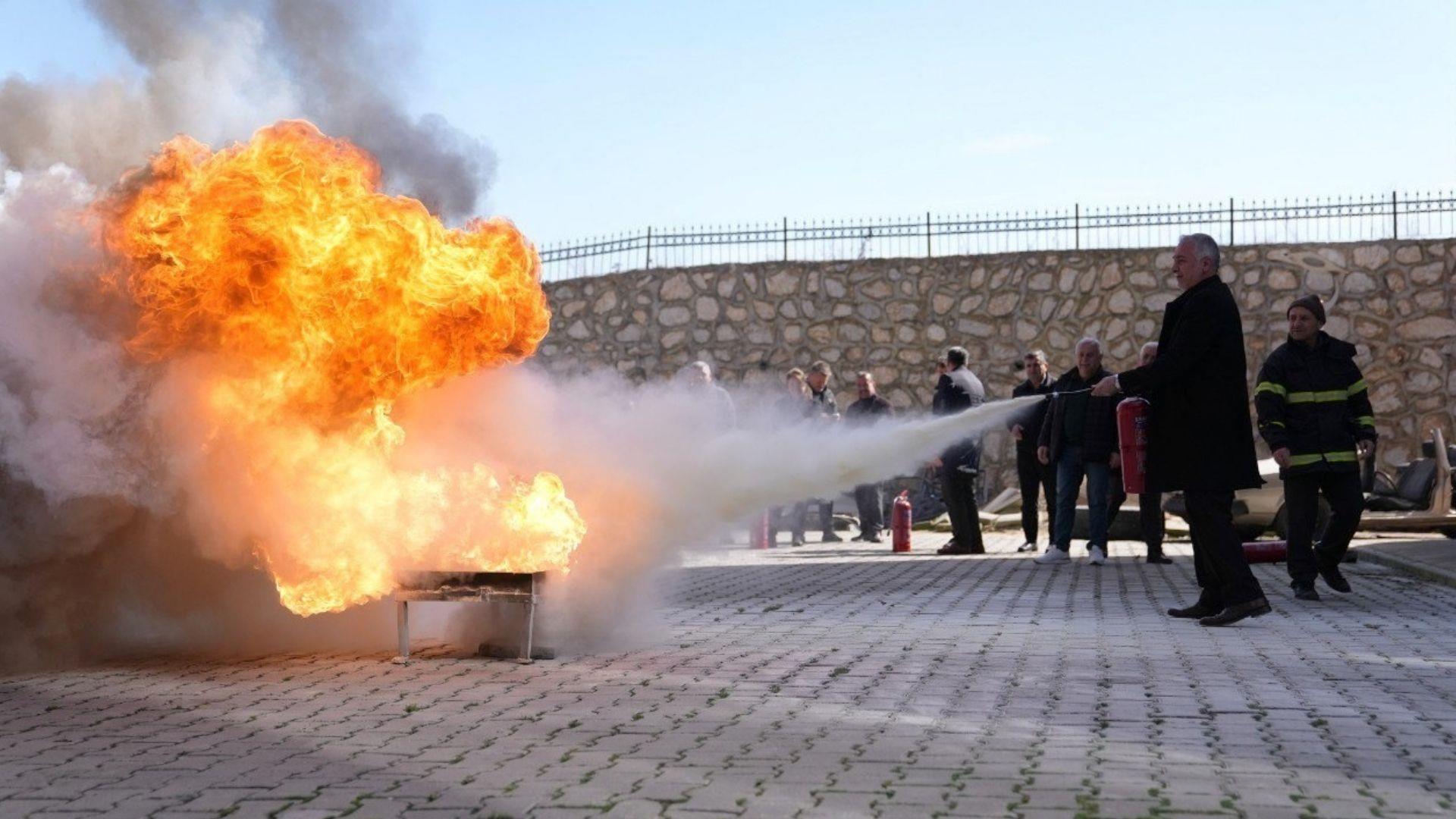 Karabük Üniversitesi Personeline Yangın Söndürme Eğitimi Verildi