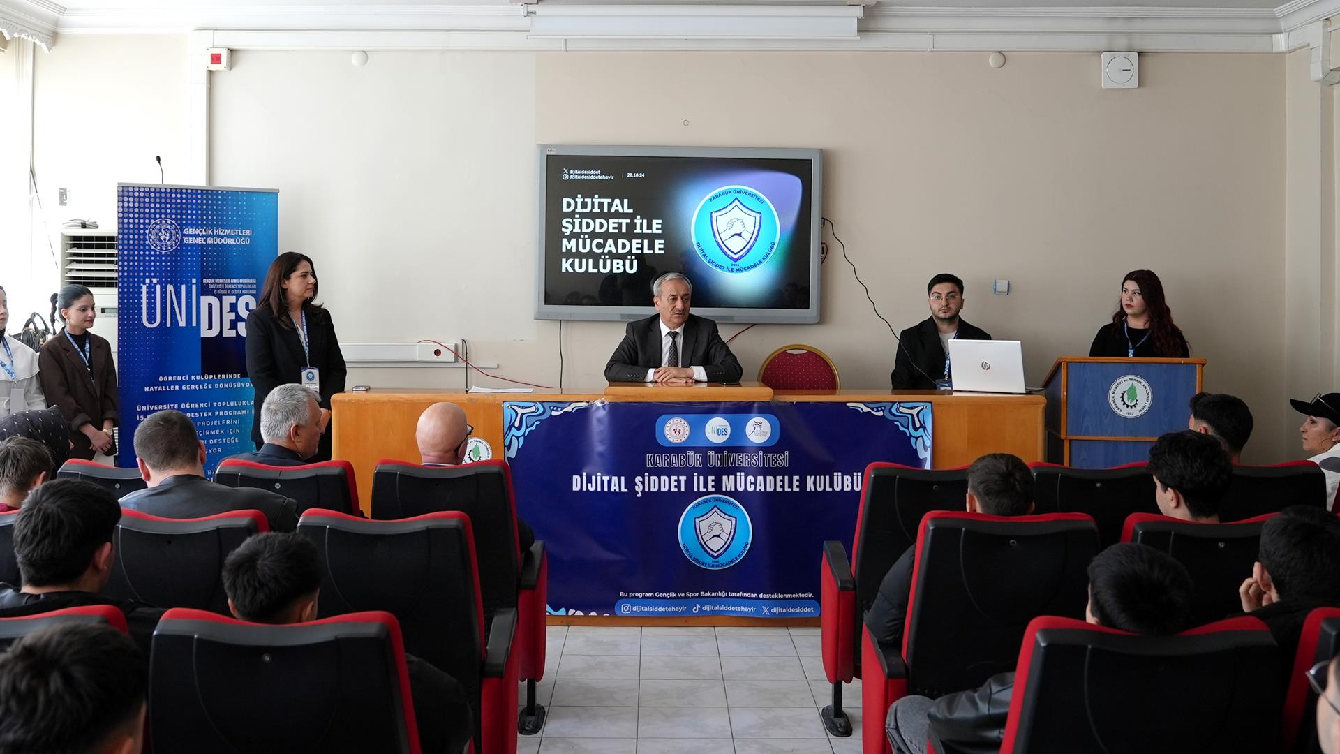 Dijital Şiddetle Mücadele Kulübü’nden Lise Öğrencilerine Dijital Farkındalık Semineri