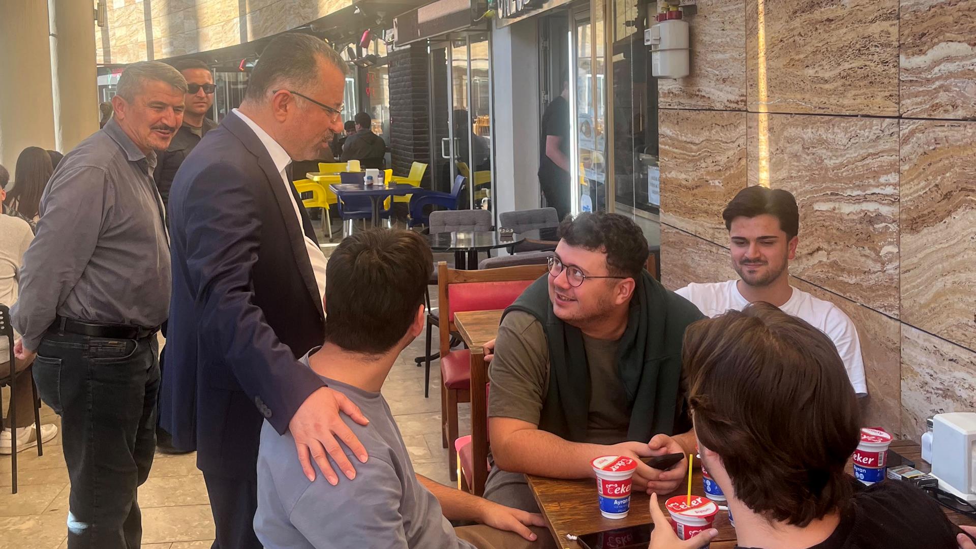 Rektör Kırışık Kampüste Öğrencilerle Bir Araya Geldi